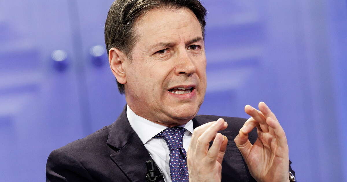 Prima toglie i decreti Sicurezza, poi li esalta: lo sconcertante post di Giuseppe Conte