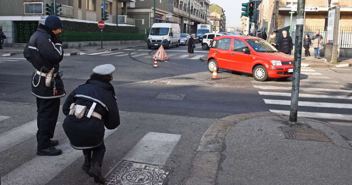 15enne attraversa col rosso, travolta e uccisa dal bus: l'autista collassa, Cremona sotto-choc