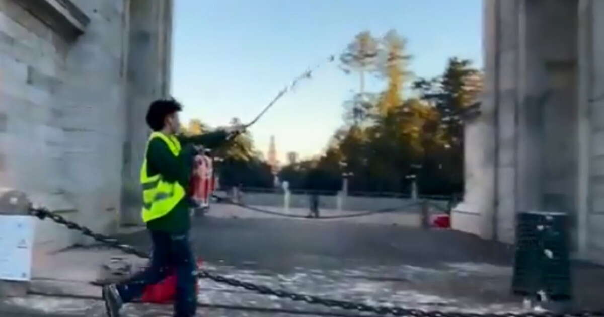 Eco-vandali, imbrattato l'Arco della Pace. I milanesi non perdonano: finisce malissimo