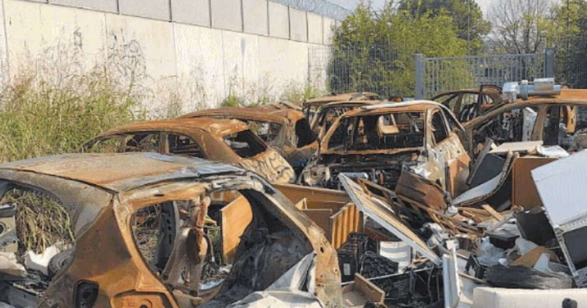 Ecco dove finiscono le nostre auto: viaggio negli orrori del campo rom | Video