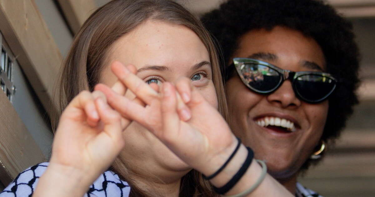 Greta Thunberg scende in piazza contro Giorgia Meloni: fuori controllo, come si presenta conciata a Milano