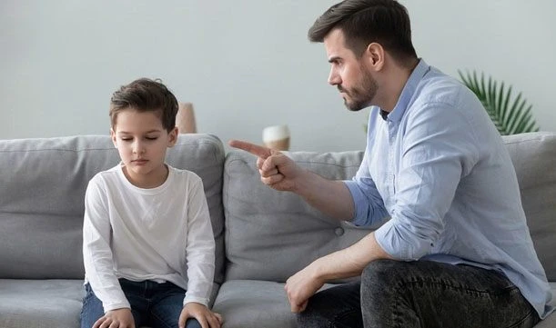 Cha mẹ quá nghiêm khắc với con cái có 12 dấu hiệu điển hình
