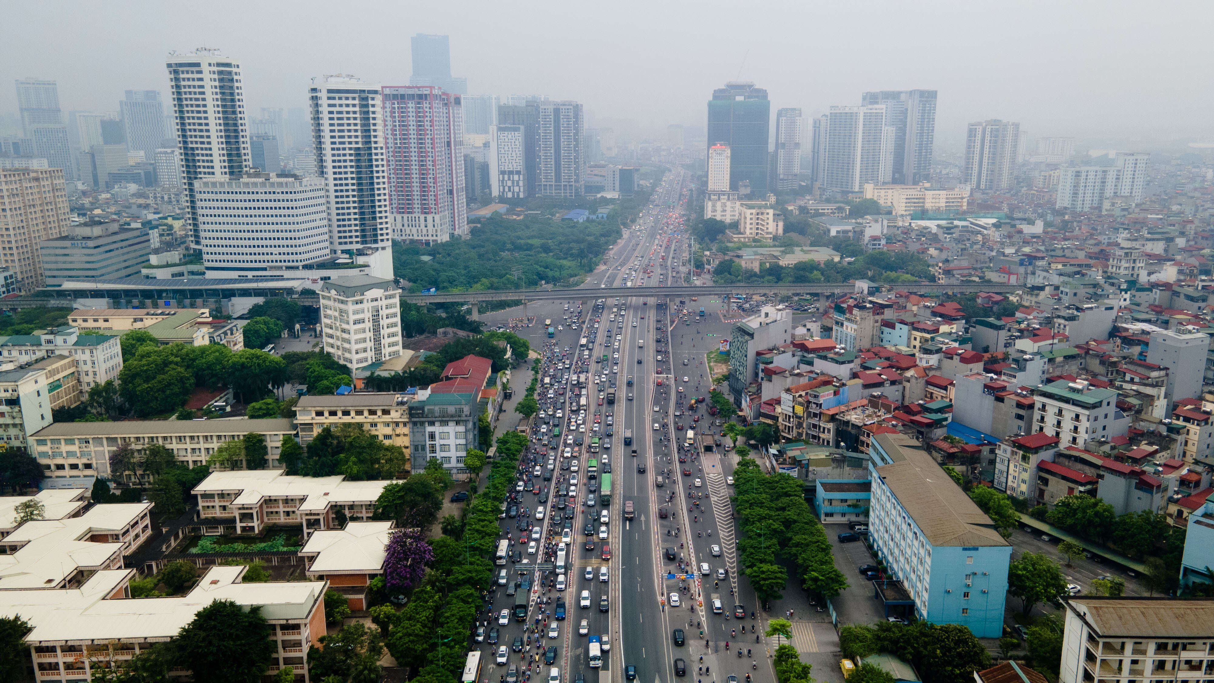 Hà Nội: Giao thông khác lạ tại nút giao Mai Dịch sau khi thông xe cầu vượt thép