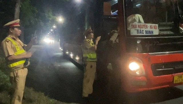 Hai anh em bị nhà xe bỏ lại, phải ngủ trên đèo Hải Vân