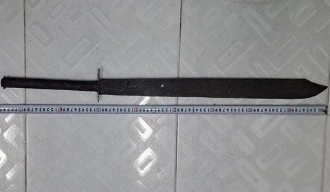 Bắt 2 thiếu niên dùng mã tấu tấn công người đi đường, cướp tài sản