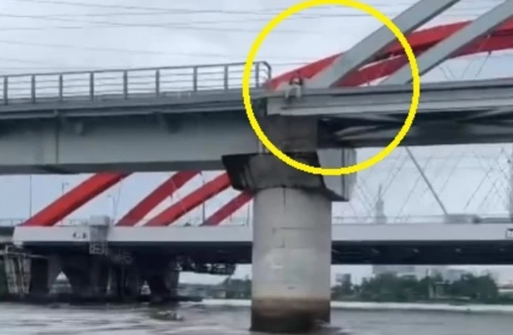 Nam thanh niên khuyên ngăn kịp thời người phụ nữ có ý định nhảy cầu Bình Lợi
