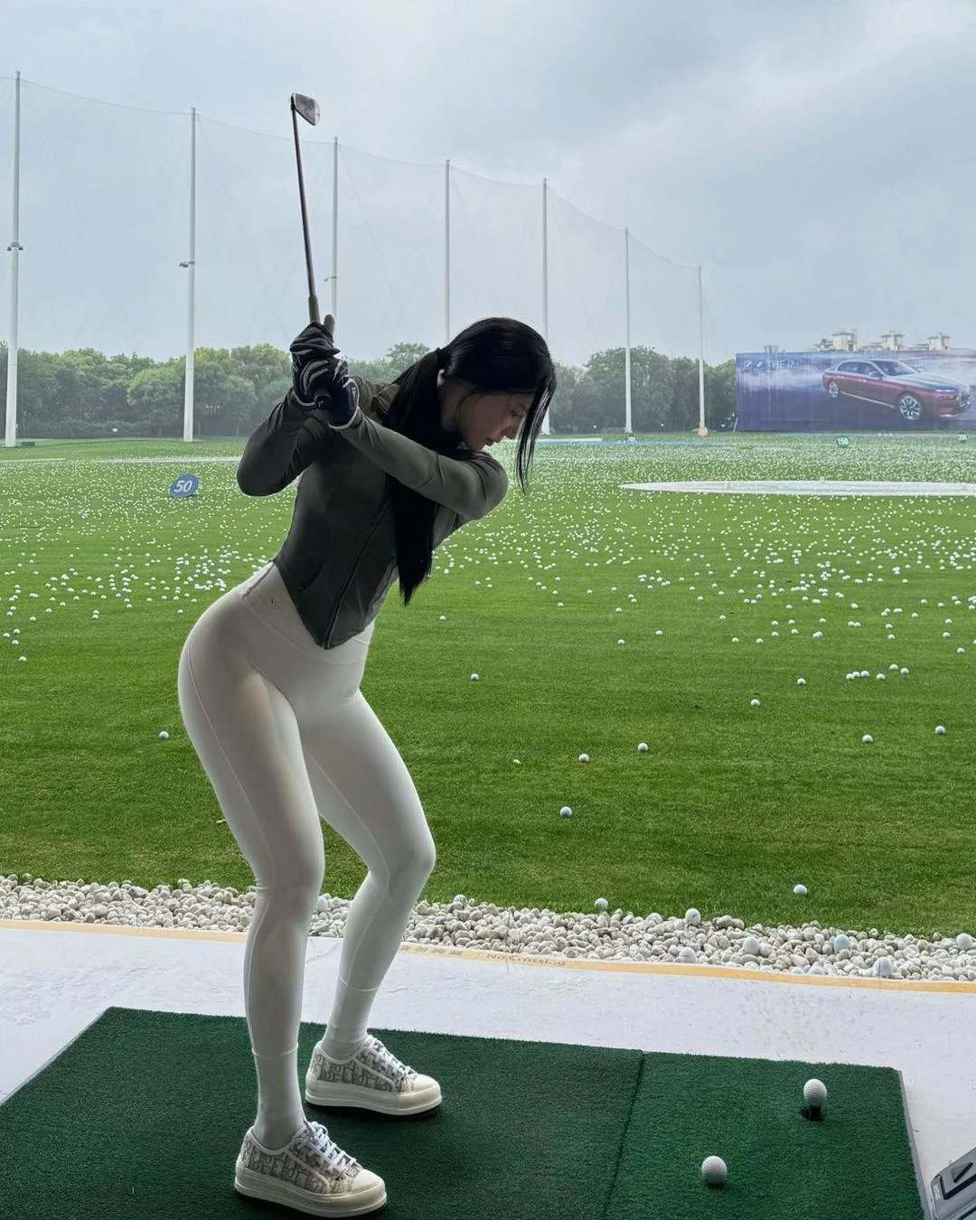 Mỹ nữ sở hữu vòng 3 tính bằng mét, mê đánh golf rèn đường cong hoàn mỹ