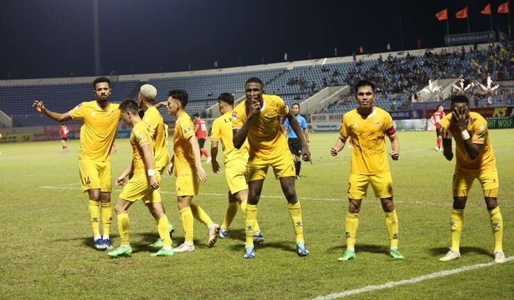 Video bóng đá Quảng Nam - Công an Hà Nội: Thẻ đỏ tai hại, sụp đổ cuối trận (V-League)