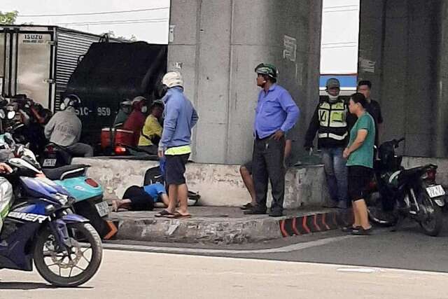 Vụ trụ đèn chiếu sáng đè người: Do xe tải tông vào