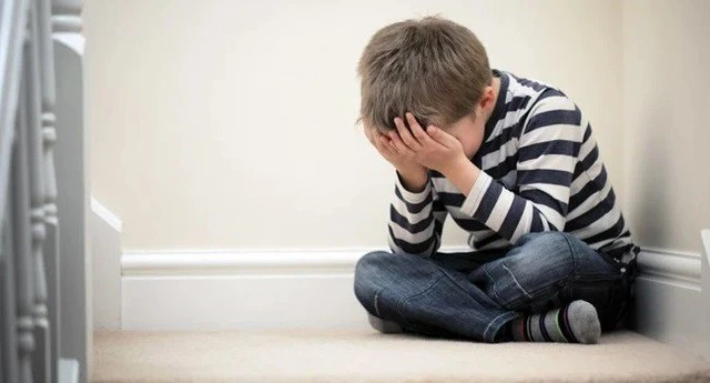 Đứa trẻ đang bị căng thẳng, lo lắng sẽ có 8 dấu hiệu điển hình nhưng người lớn lại khó nhận ra