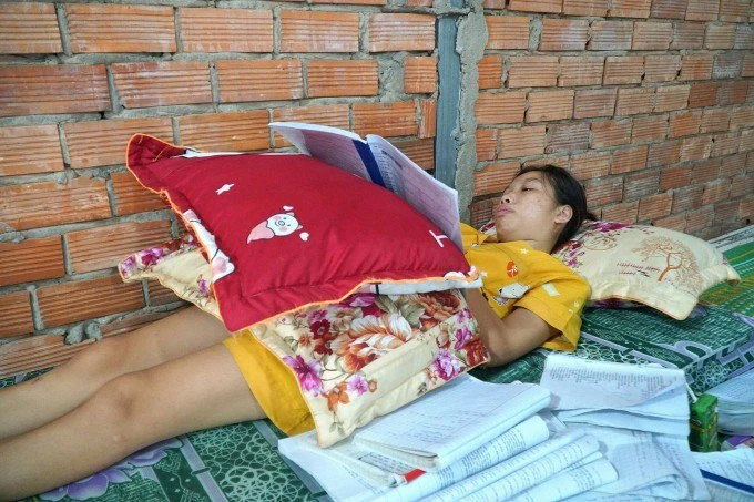 Xem xét đặc cách vào lớp 10 cho nữ sinh làm bài thi trên giường bệnh