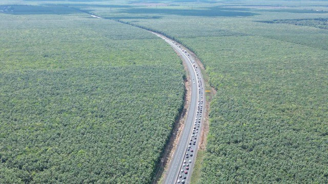 Xe nối đuôi nhau hàng km tại “nút thắt cổ chai” tuyến cao tốc Phan Thiết - Dầu Giây