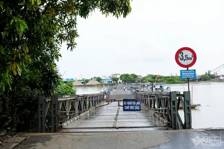 Gãy dầm cầu phao ở Nam Định, hàng trăm phương tiện phải tìm lối đi khác
