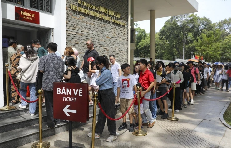 Người dân xếp hàng dài chờ vào Dinh Độc lập sáng 30/4