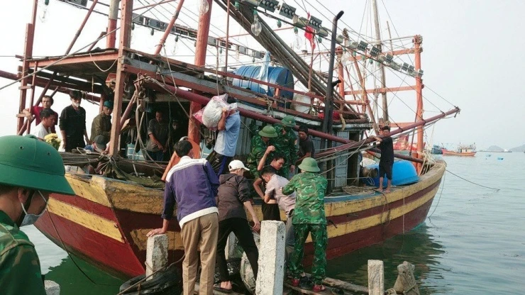 1 ngư dân Quảng Bình được cứu sống sau 3 ngày lênh đênh trên biển