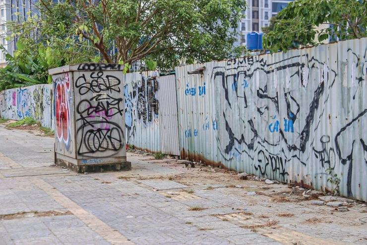 Nhiều tuyến phố ở Đà Nẵng bị bôi bẩn
