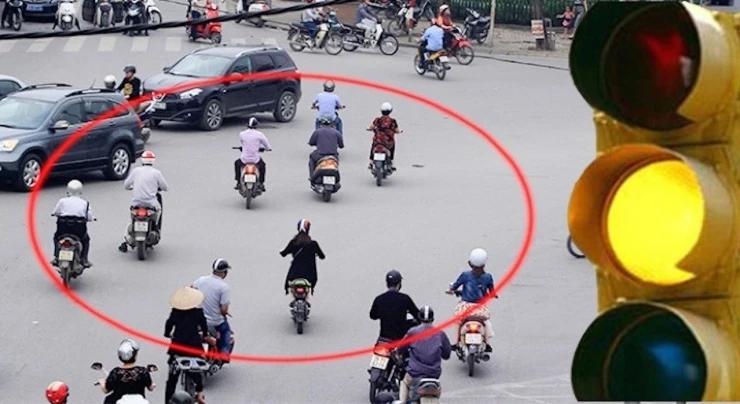 Bỏ đề xuất cấm tuyệt đối vượt đèn vàng, tài xế thoát cảnh 'tiến, lùi đều sai'