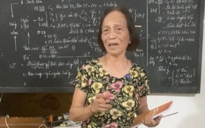 Cô giáo 74 tuổi dạy Văn thu hút triệu lượt xem trên Tiktok