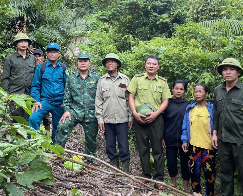 Kiểm lâm cùng người dân vào khu vực rừng nghi có hổ để tìm dấu vết