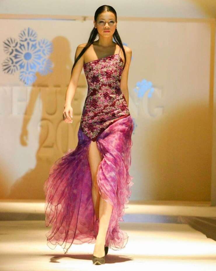 Ảnh Hồ Ngọc Hà catwalk năm 19 tuổi gây chú ý