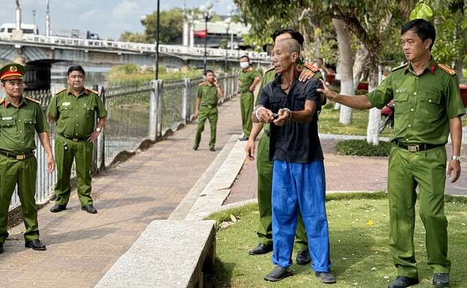 Sát hại bạn nhậu ở công viên