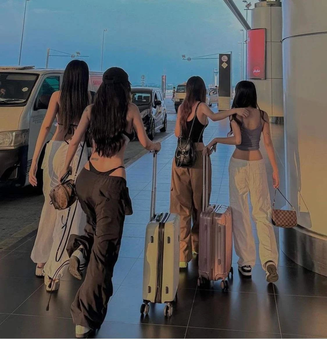 Nhóm 4 cô gái mặc áo bra, quần trễ lộ eo, hông gây chú ý ở sân bay