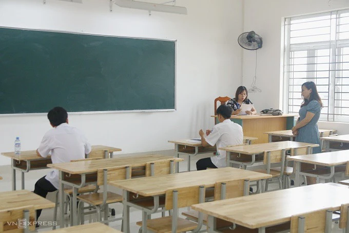 Hai thí sinh đặc biệt được mang điện thoại vào phòng thi
