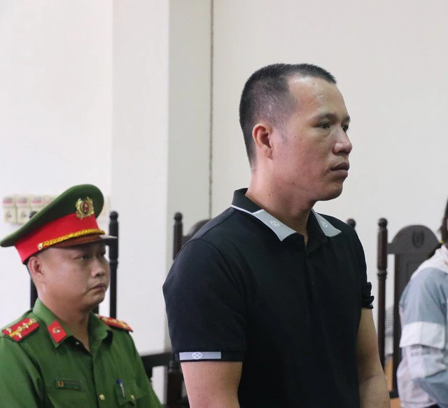 Dùng lựu đạn giả, bịt mặt xông vào cướp ngân hàng
