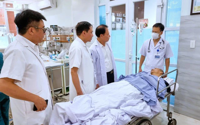 Tin mới nhất vụ hơn trăm công nhân đóng tàu nhập viện sau bữa ăn trưa