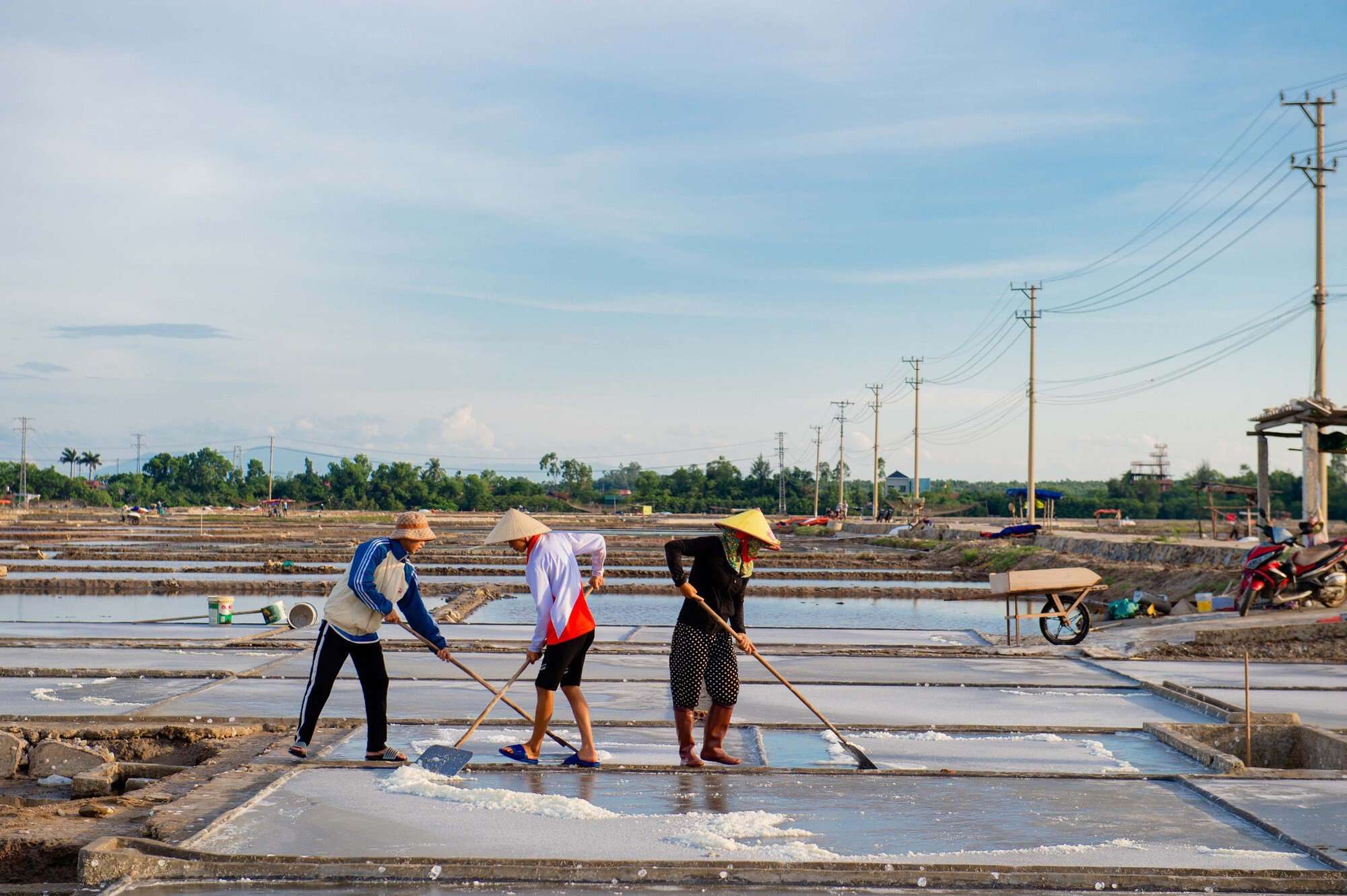 Diêm dân oằn mình chắt chiu từng hạt muối nhưng giá muối giảm mạnh