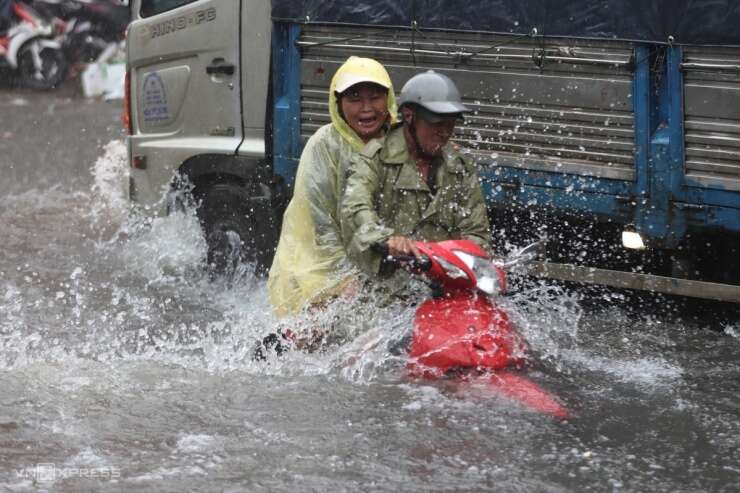 Nhiều đường ở TP HCM ngập nặng sau mưa lớn