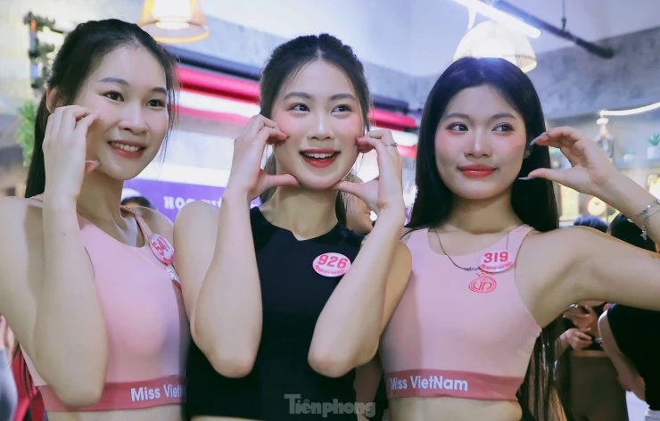 Thí sinh Hoa hậu Việt Nam khoe dáng săn chắc trên sàn tập