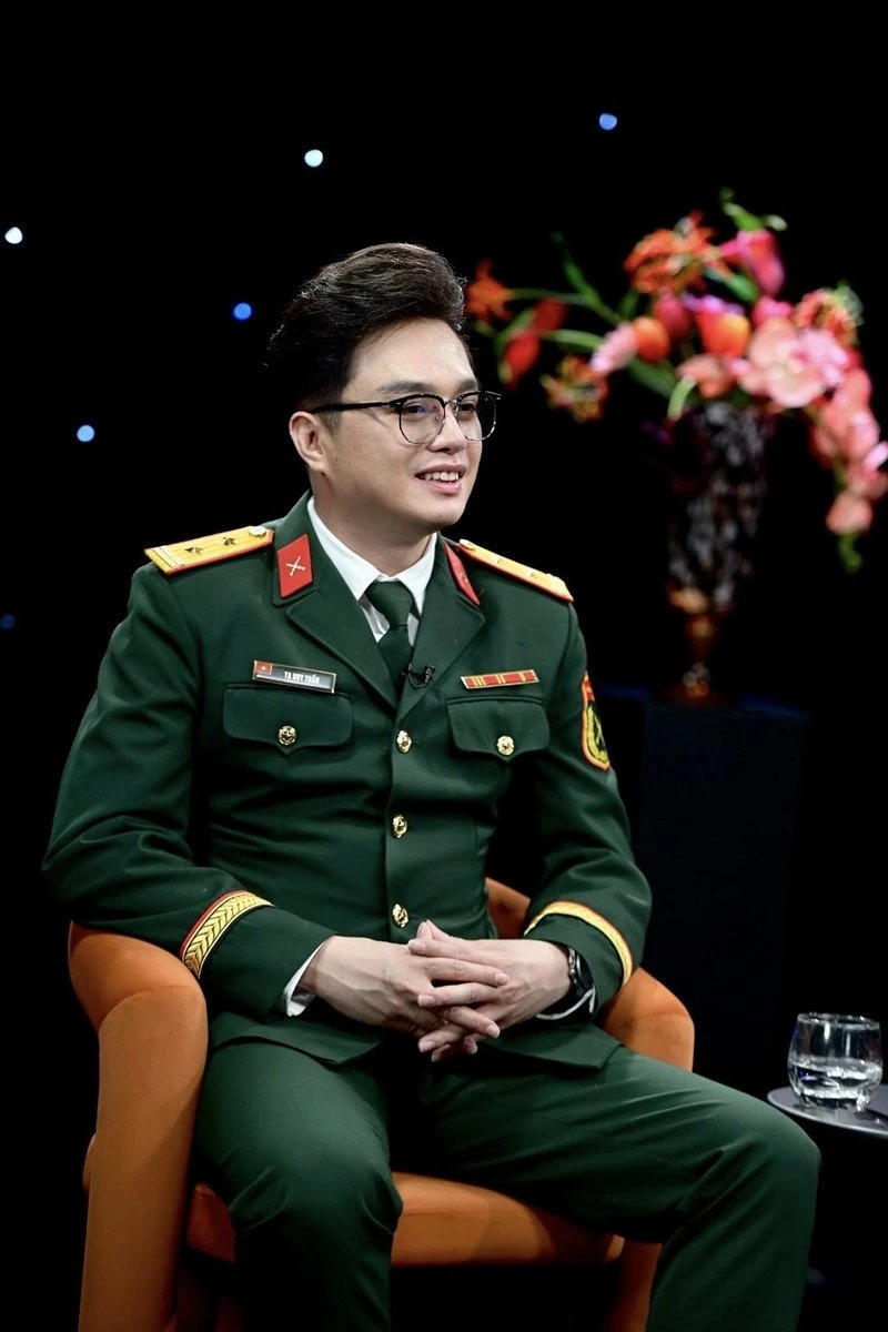 Trung tá quân đội 42 tuổi trẻ đẹp như hot boy là ai?