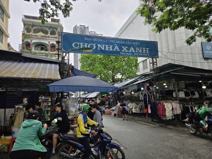 Bên trong khu chợ bán đồ gắn mác Dior, Gucci, Adidas giá vài chục nghìn đồng