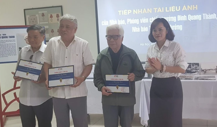 Tiếp nhận bức ảnh lịch sử 'Xe tăng tiến vào Dinh Độc Lập trưa ngày 30/4/1975'