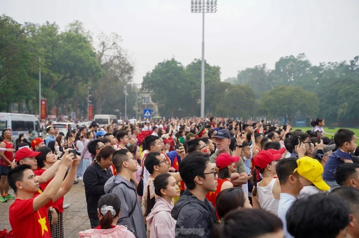 Thiêng liêng, xúc động lễ chào cờ tại Quảng trường Ba Đình sáng 30/4