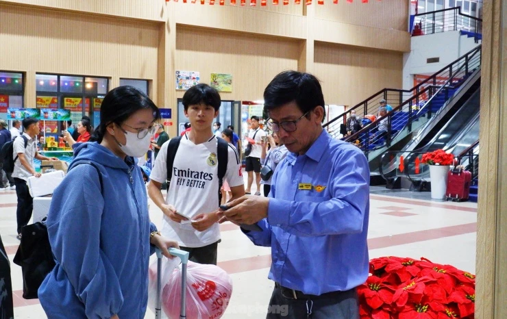 Hai đoàn tàu Thống Nhất rời ga, hẹn gặp nhau tại Đà Nẵng vào ngày 30/4