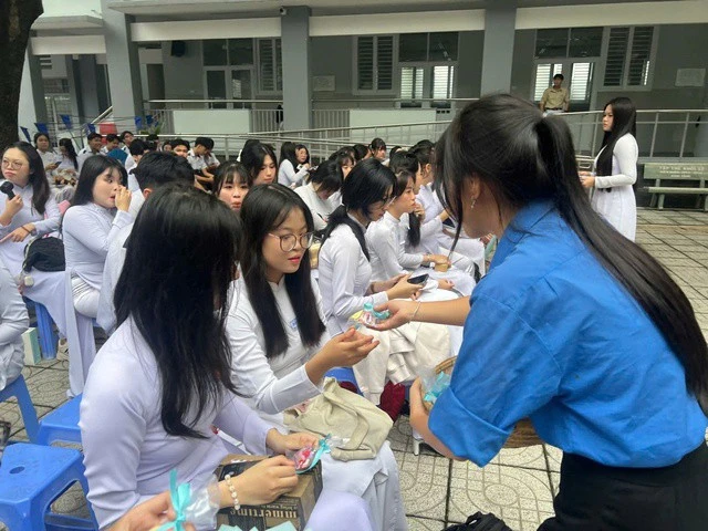 Giấu thầy hiệu trưởng, học sinh tạo bất ngờ cho cả trường