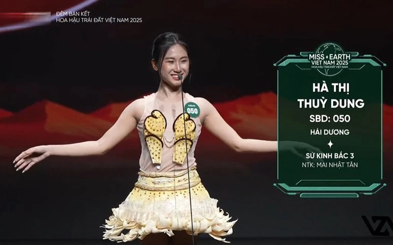 Thí sinh hoa hậu catwalk với đồ tái chế từ bao tải, diễn áo tắm rực lửa