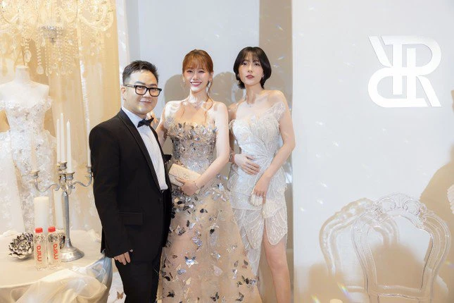 Khả Ngân lạ lẫm với tóc vàng, Pháp Kiều lên đồ cầu kỳ đi xem show thời trang