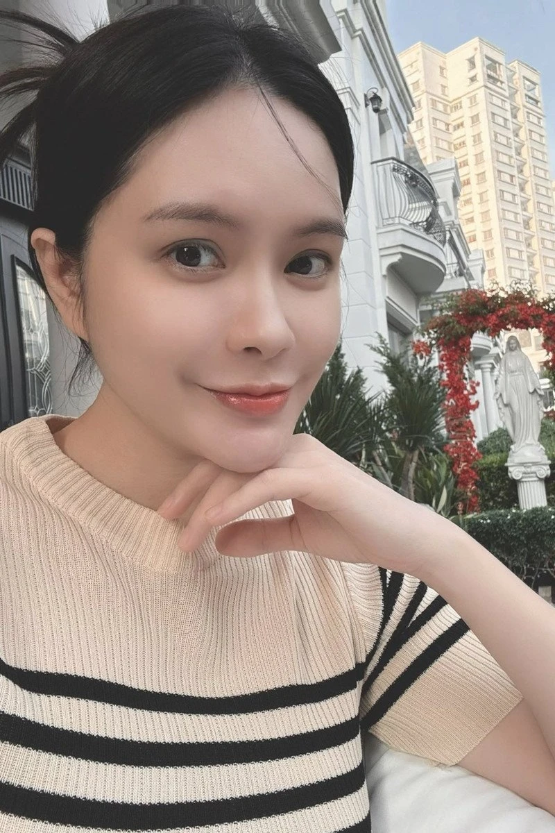 Cuộc sống xa hoa và những ồn ào gây tranh cãi của ca sĩ Đoàn Di Băng