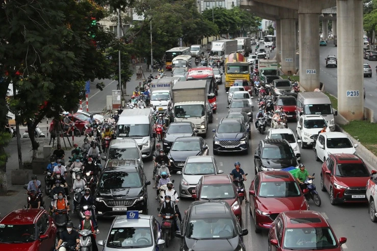 Hà Nội quyết dẹp 'nạn' xe máy đi lên vỉa hè, một góc phố phạt 100 triệu đồng