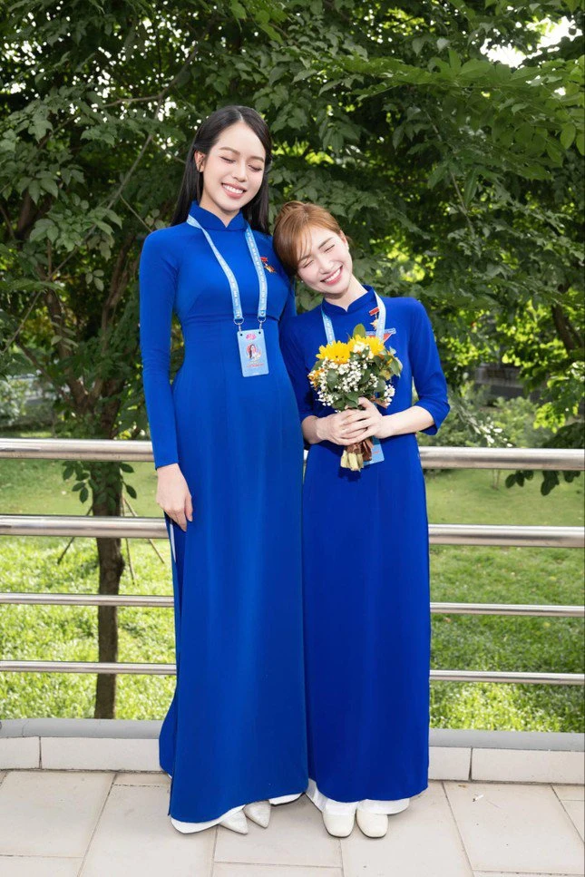 Hòa Minzy và những pha đọ dáng với Hoa hậu: Có một tấm ảnh nhìn mãi không ra