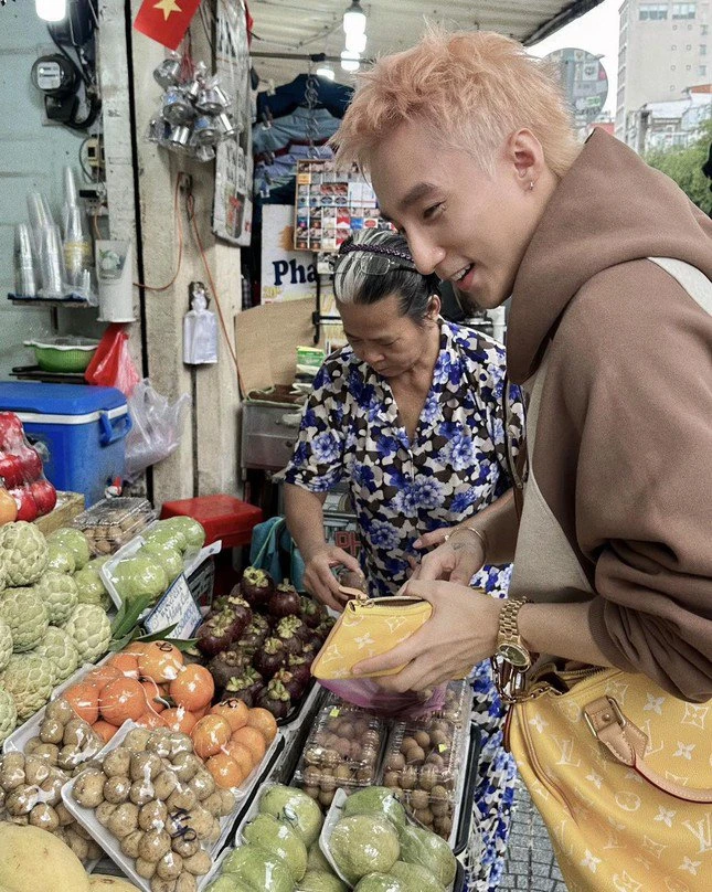 Sơn Tùng đi chợ Bến Thành, nhét xoài, măng cụt vào túi 300 triệu đồng