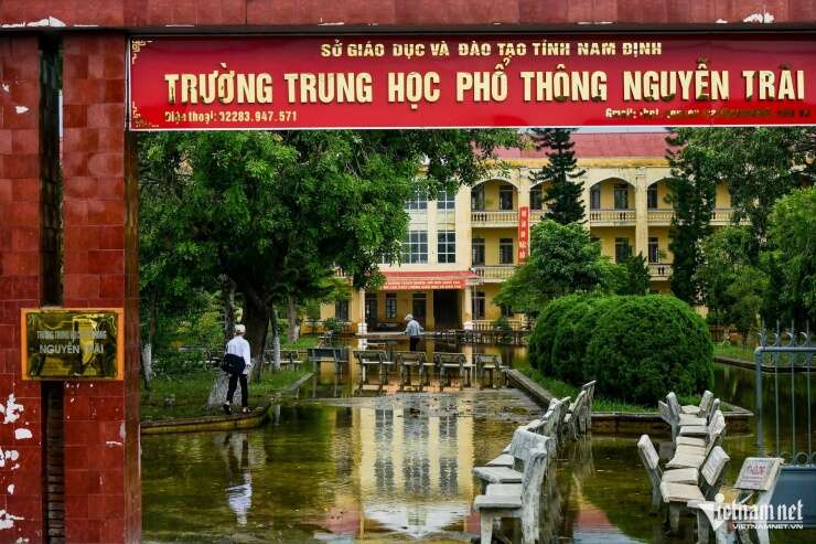 Trường học bị ngập lụt, thầy trò ở Nam Định 'bắc cầu' để vào lớp