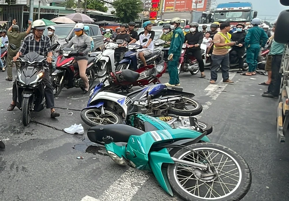 Bắt tạm giam tài xế ô tô khách tông hàng loạt xe máy khiến 2 người tử vong