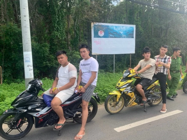 4 thanh niên ép xe người đi đường, dùng dao, xịt hơi cay, cướp tài sản