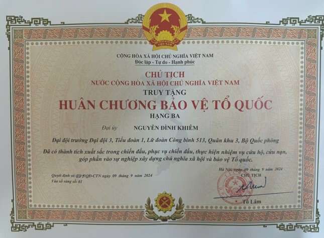 Chủ tịch nước truy tặng Huân chương Bảo vệ Tổ quốc cho Đại úy Nguyễn Đình Khiêm