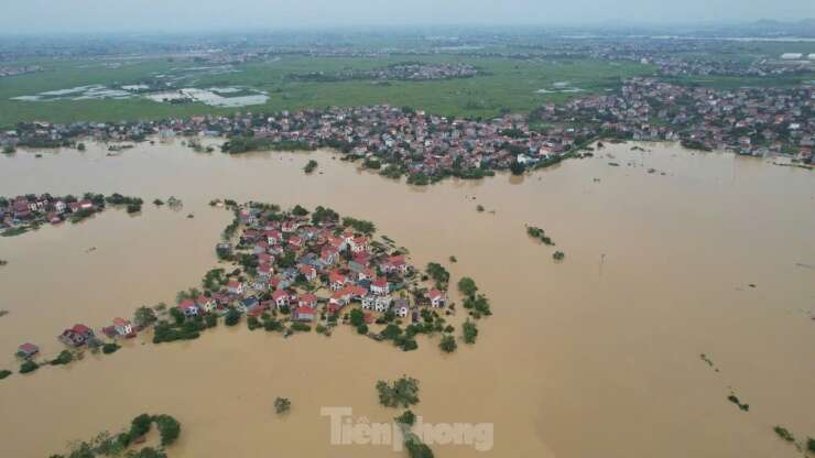 Nước ngập tới mái nhà, cả làng biến thành 'ốc đảo'