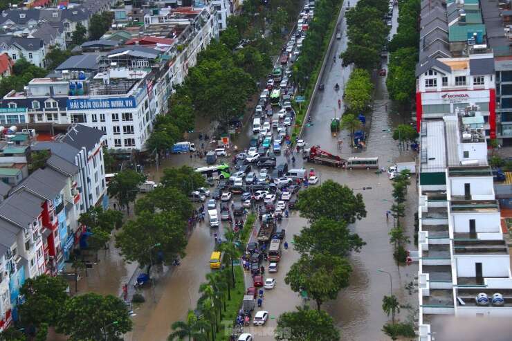 Đại lộ Thăng Long ngập sâu, nhiều tuyến đường vào nội đô ùn tắc